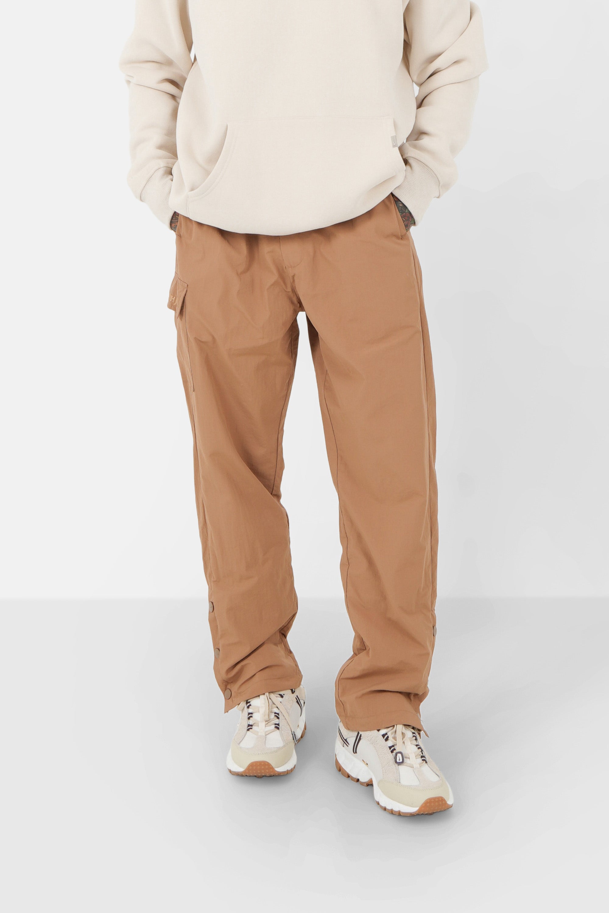 Leichte Hose mit Stickknöpfen Beige