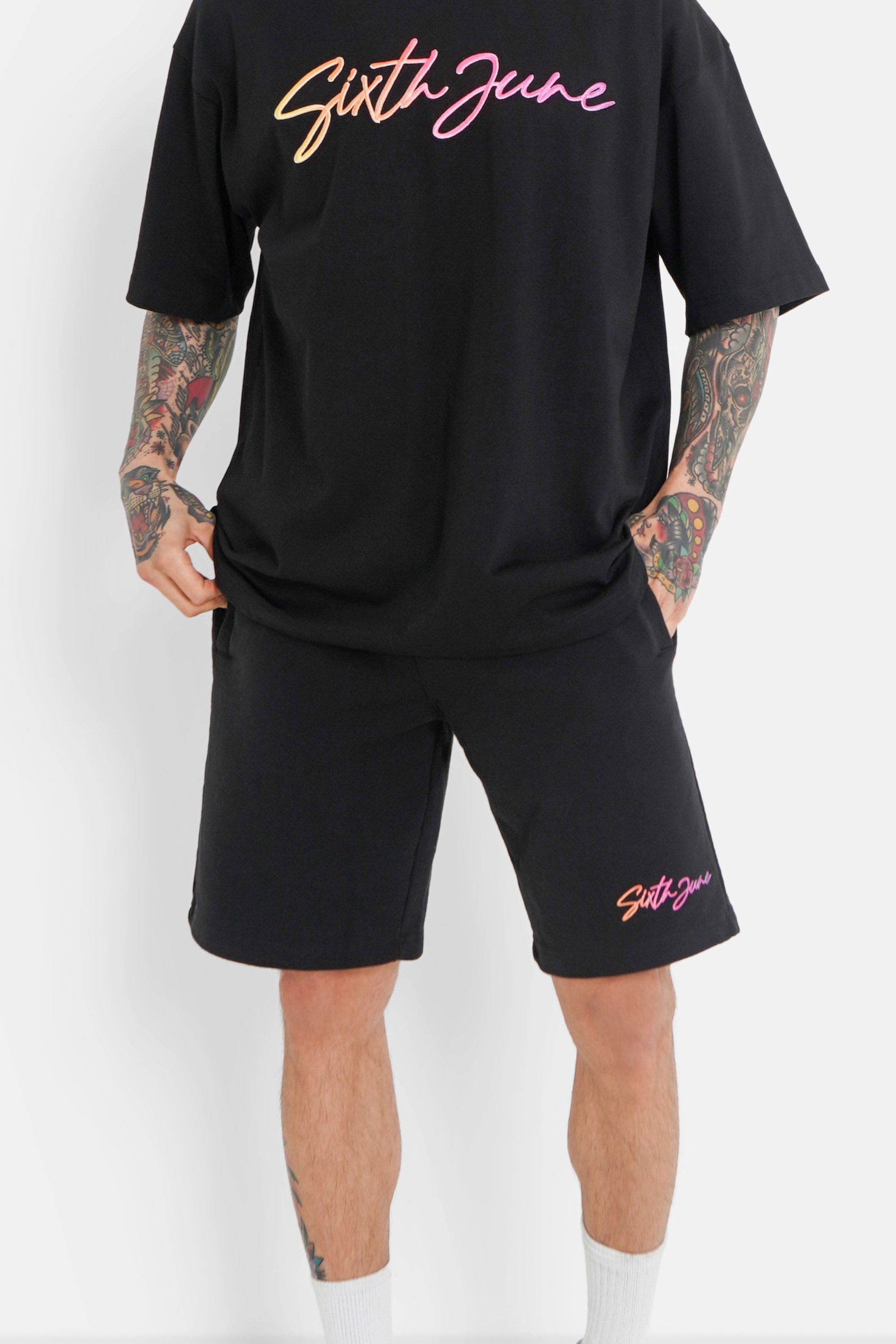 Shorts mit charakteristischem Logo-Relief in Schwarz