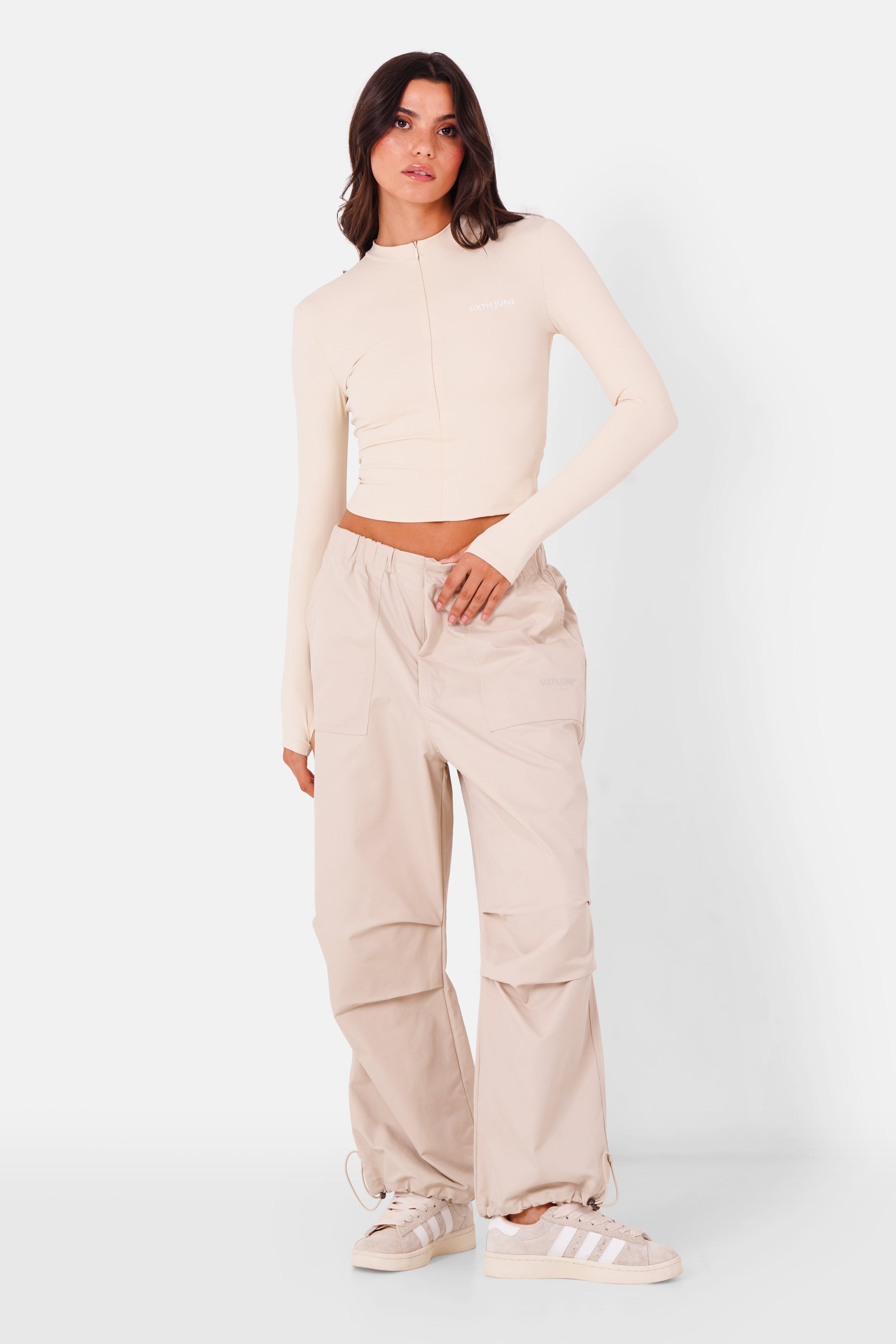 Beige bestickte Fallschirm-Cargohose