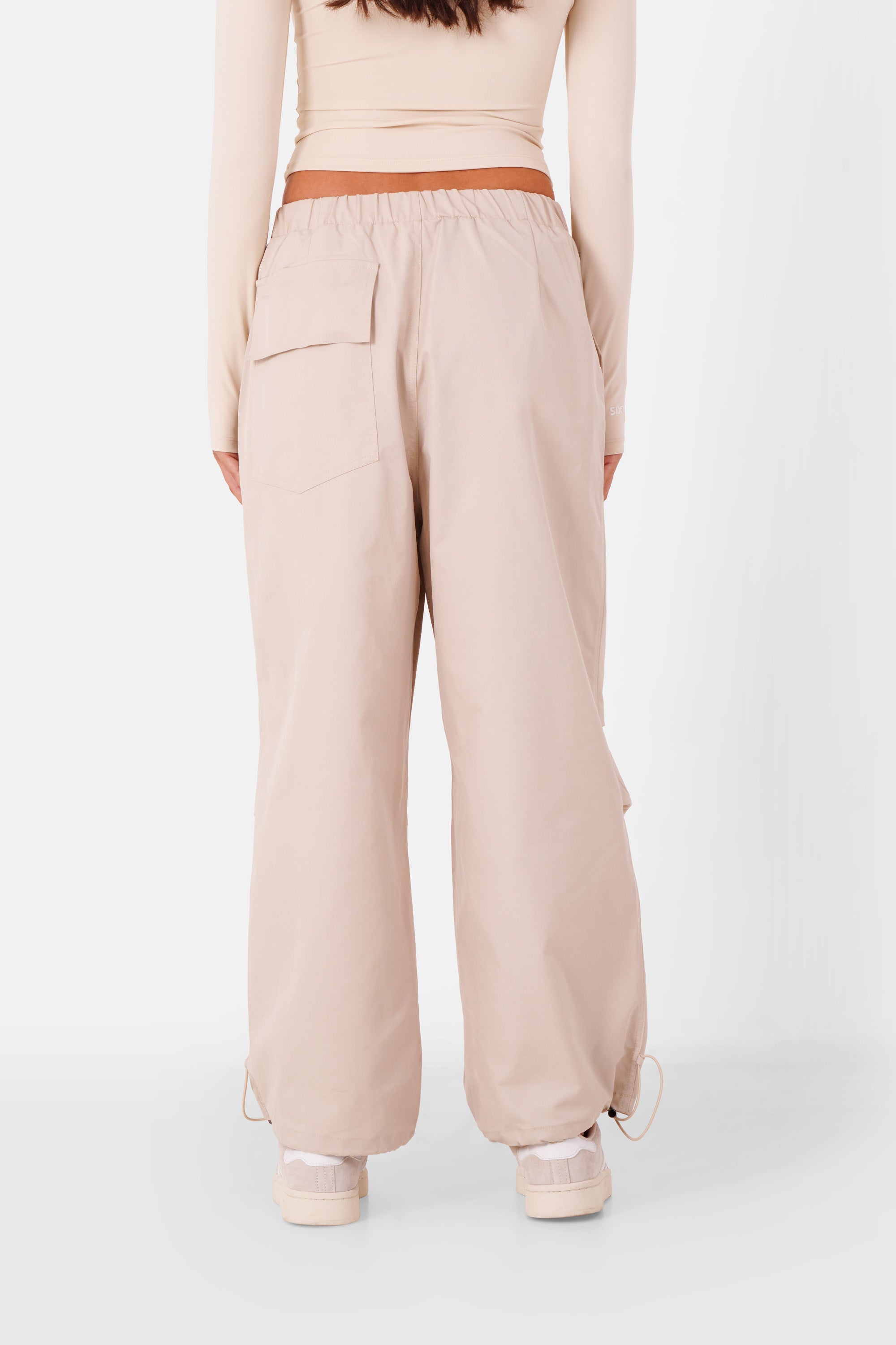 Beige bestickte Fallschirm-Cargohose