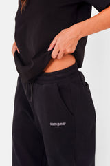 Gerade geschnittene Jogginghose mit Logo-Print in Schwarz